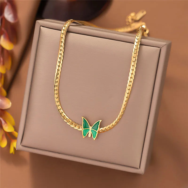 Goldkette mit grünem Schmetterlingsanhänger in brauner Geschenkbox