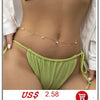 Une femme modélise une nuisette satinée vert lime avec un collier imitation perles.