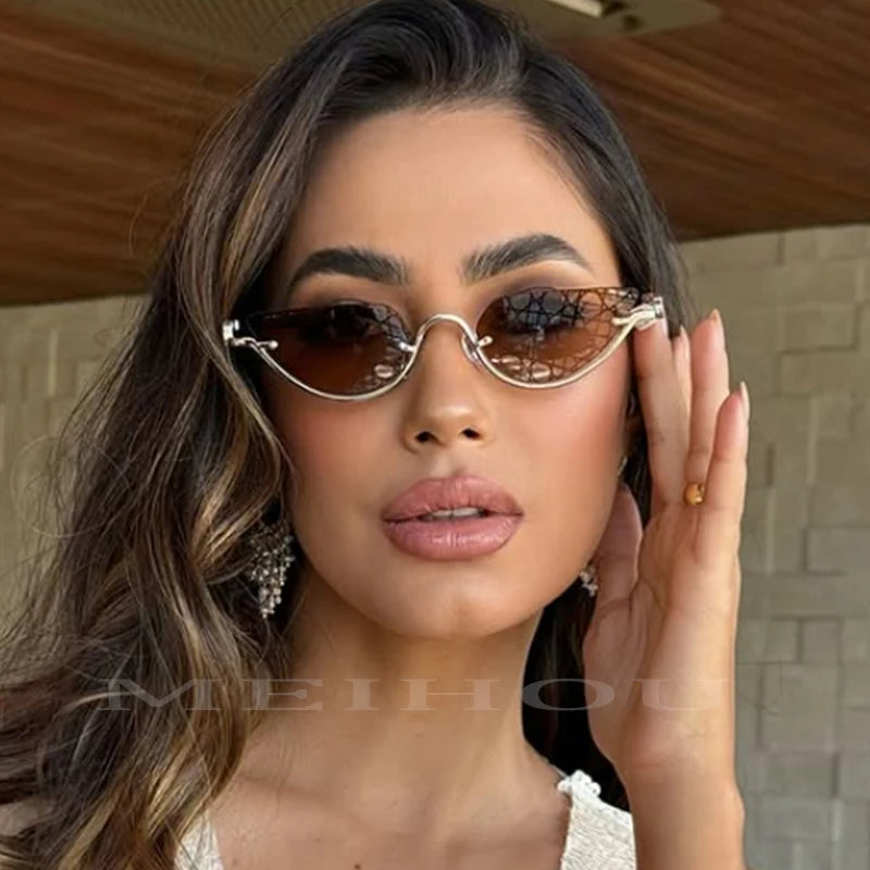 Una mujer modela gafas de ojo de gato metálicas retro con cabello largo y oscuro y maquillaje natural.
