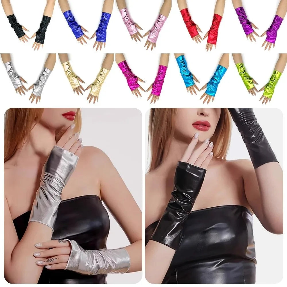 Collection de gants de cosplay en cuir PU sans doigts, finition brillante, montrés sur différentes mains.