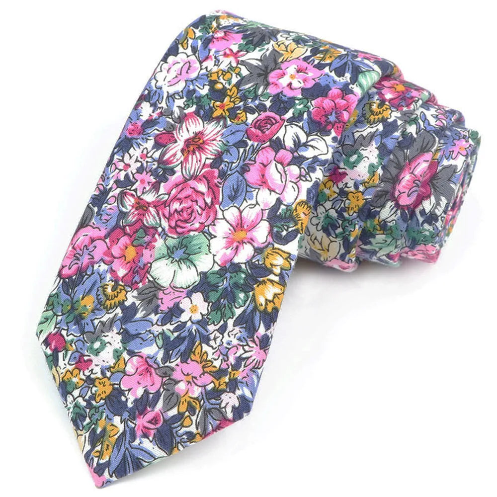 Une cravate en coton à motif floral élégante avec des fleurs roses, violettes et vertes.