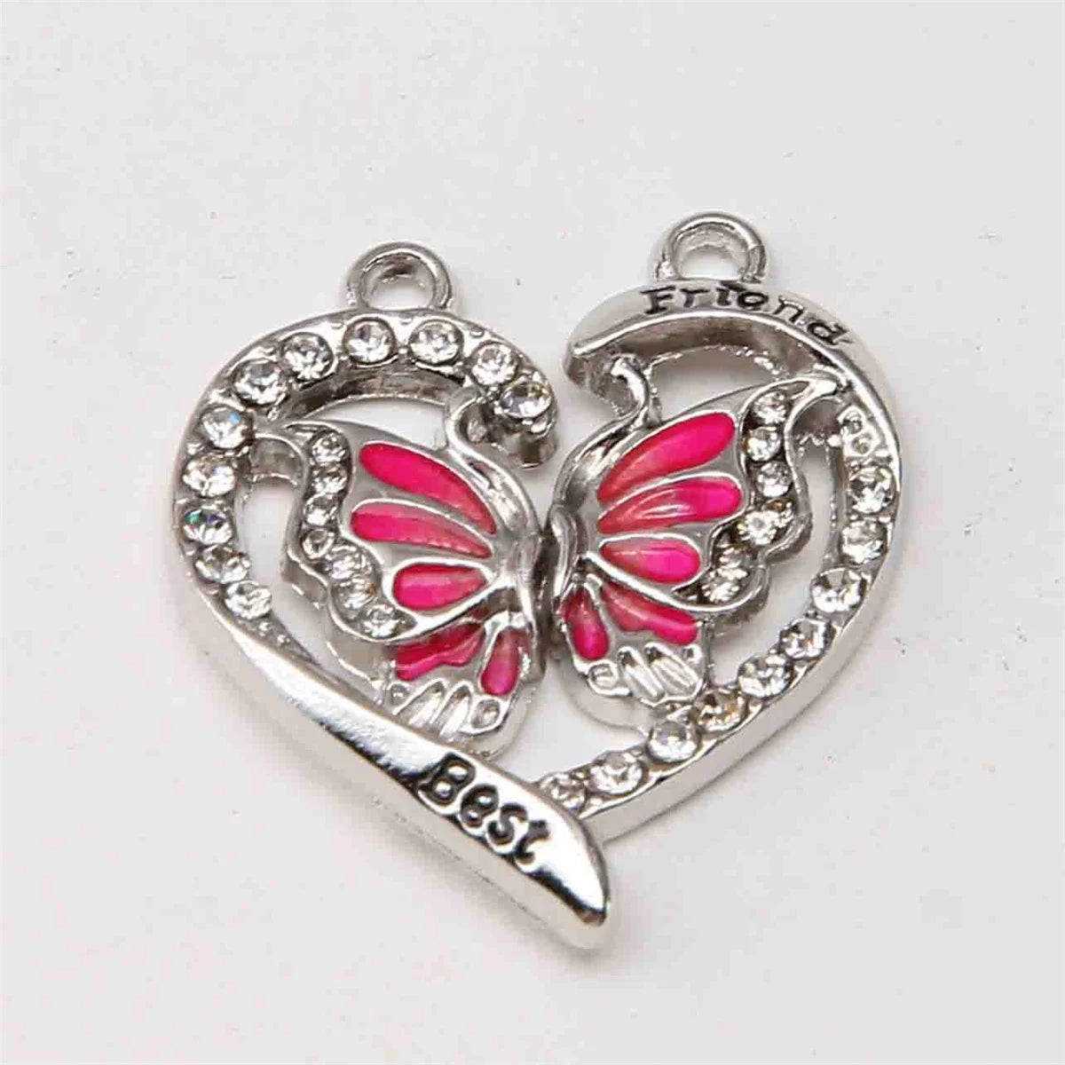 Set de collar de amistad plateado con dos colgantes de corazón y esmalte rosa, y un dije de 'mejor amigo'
