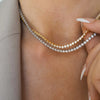 Primer plano de una mujer usando un collar tipo gargantilla con circonitas en su cuello.