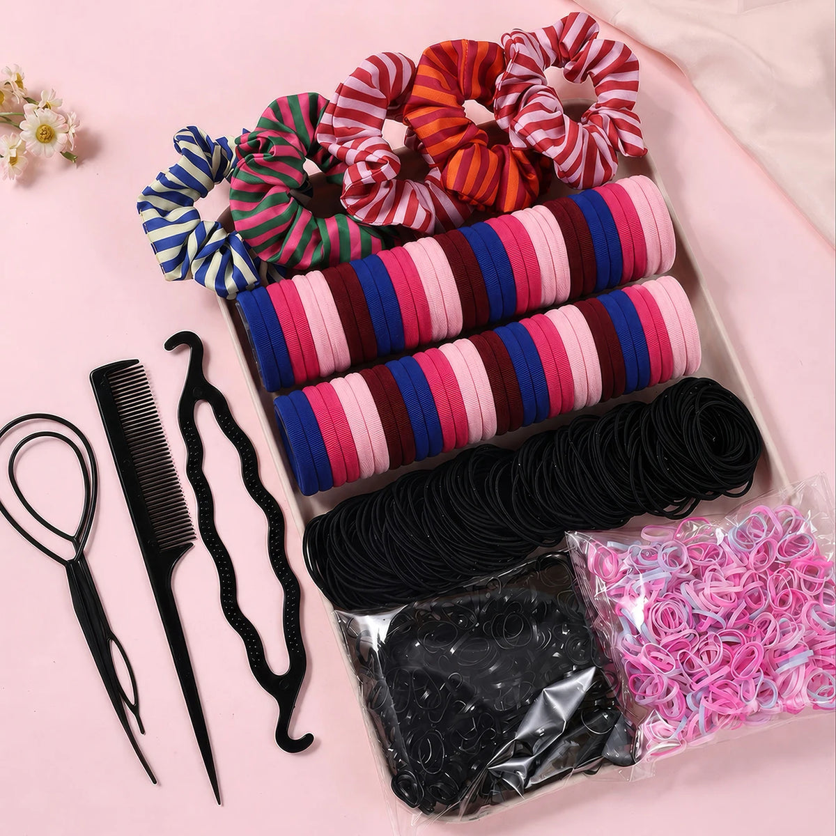 Un ensemble d'accessoires élastiques pour cheveux de femmes, incluant des élastiques colorés et des liens noirs.