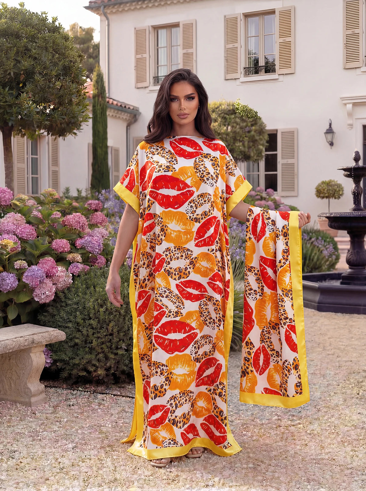 Eine Frau modelliert ein leuchtendiges Leopardenmuster-Satin-Abaya-Schalset in einer Gartenumgebung.
