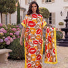 Eine Frau präsentiert ein leuchtend gepunktetes Satin-Abaya-Schalset im Garten.