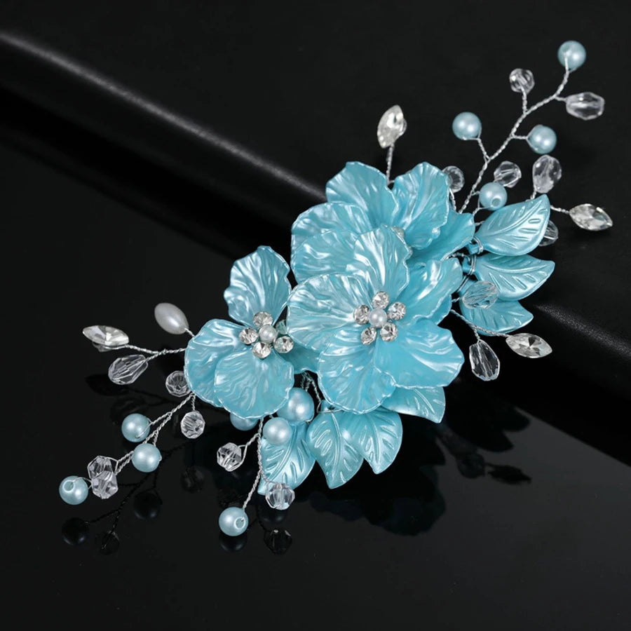 Pince à cheveux fleur perle cristal bleu clair avec accents argentés délicats