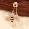 Broche ton or présentant une abeille et un insecte détaillés avec des pierres claires.