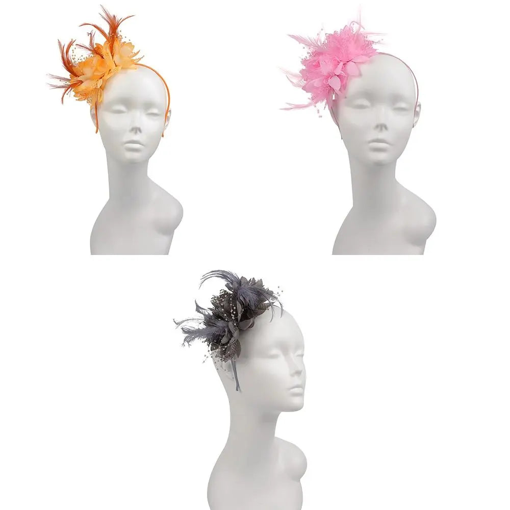 Fascinateur élégant en plumes sur un mannequin aux couleurs orange et rose.