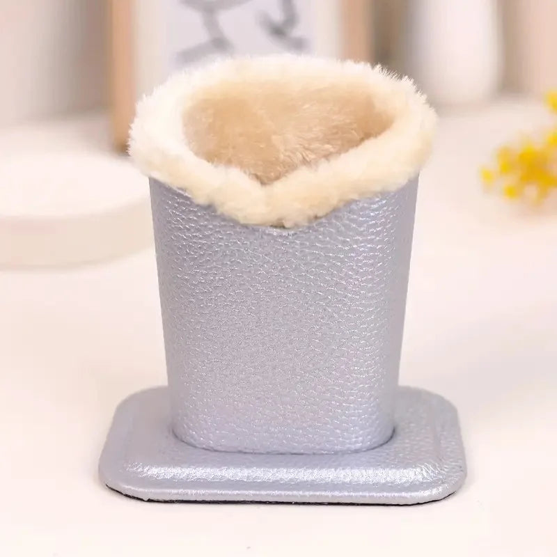 Silberner Plüsch-Brillenhalter mit hellem beigem, flauschigem Innenfutter.
