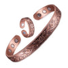 Jeu de bracelets floraux en cuivre plaqué antique avec détails floraux et accents ronds.