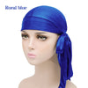 Modelo usando un turbante bandana de seda azul real