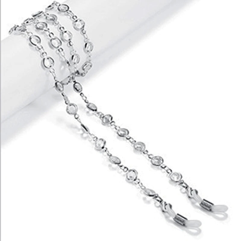 Cuerda de cuentas de cristal plateado para gafas de mujer, mostrada sobre fondo blanco