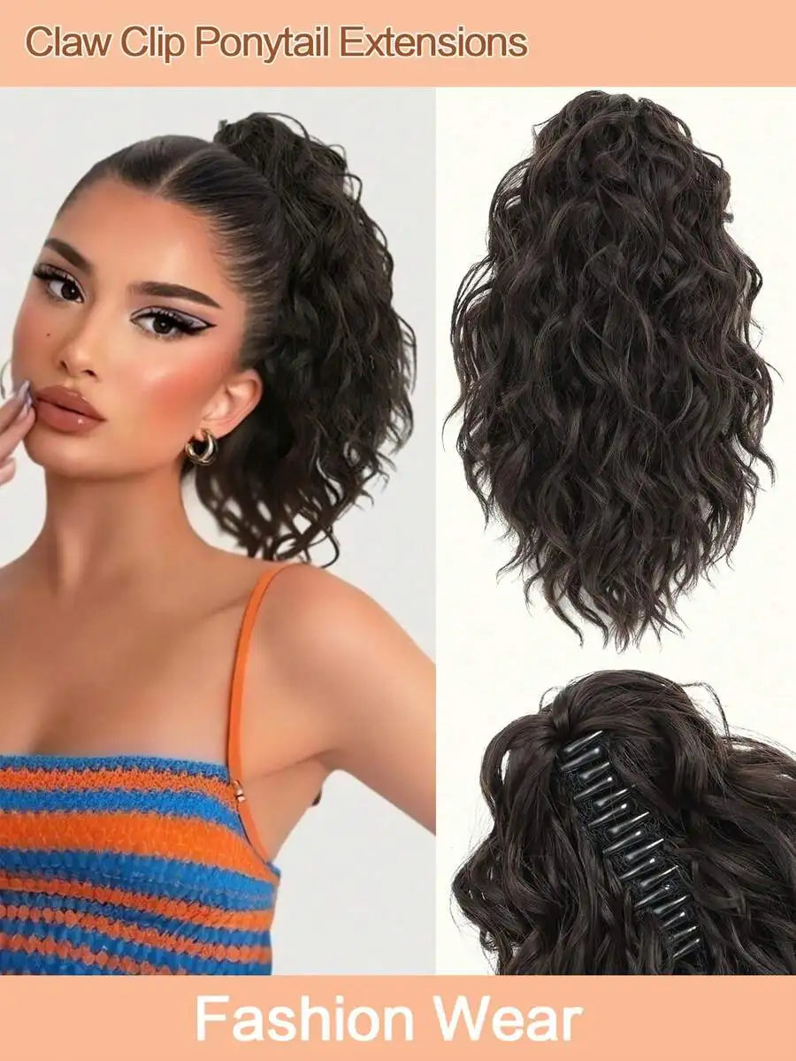 Modelo mostrando extensiones de coleta con pinza rizada negra en cola de caballo alta contra una blusa a rayas naranja y azul