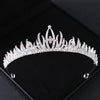 Tiara et couronne en strass de cristal, accessoire pour les cheveux, présentée dans une boîte noire.