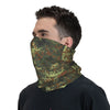 Un hombre vistiendo un cuello camuflado para actividades al aire libre en invierno.