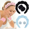 Une femme utilise un bandeau et un bracelet roses pour un massage du visage.