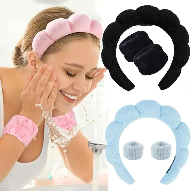 Une femme utilise un bandeau et un bracelet roses pour un massage du visage.