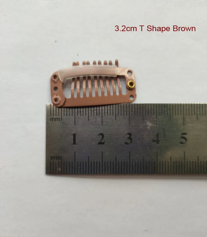 Une pince d'extension de cheveux en forme de T marron de 3,2 cm est montrée à côté d'une règle pour l'échelle.
