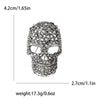 Broche calavera de cristal plateado con detalles faciales y textura decorativa.