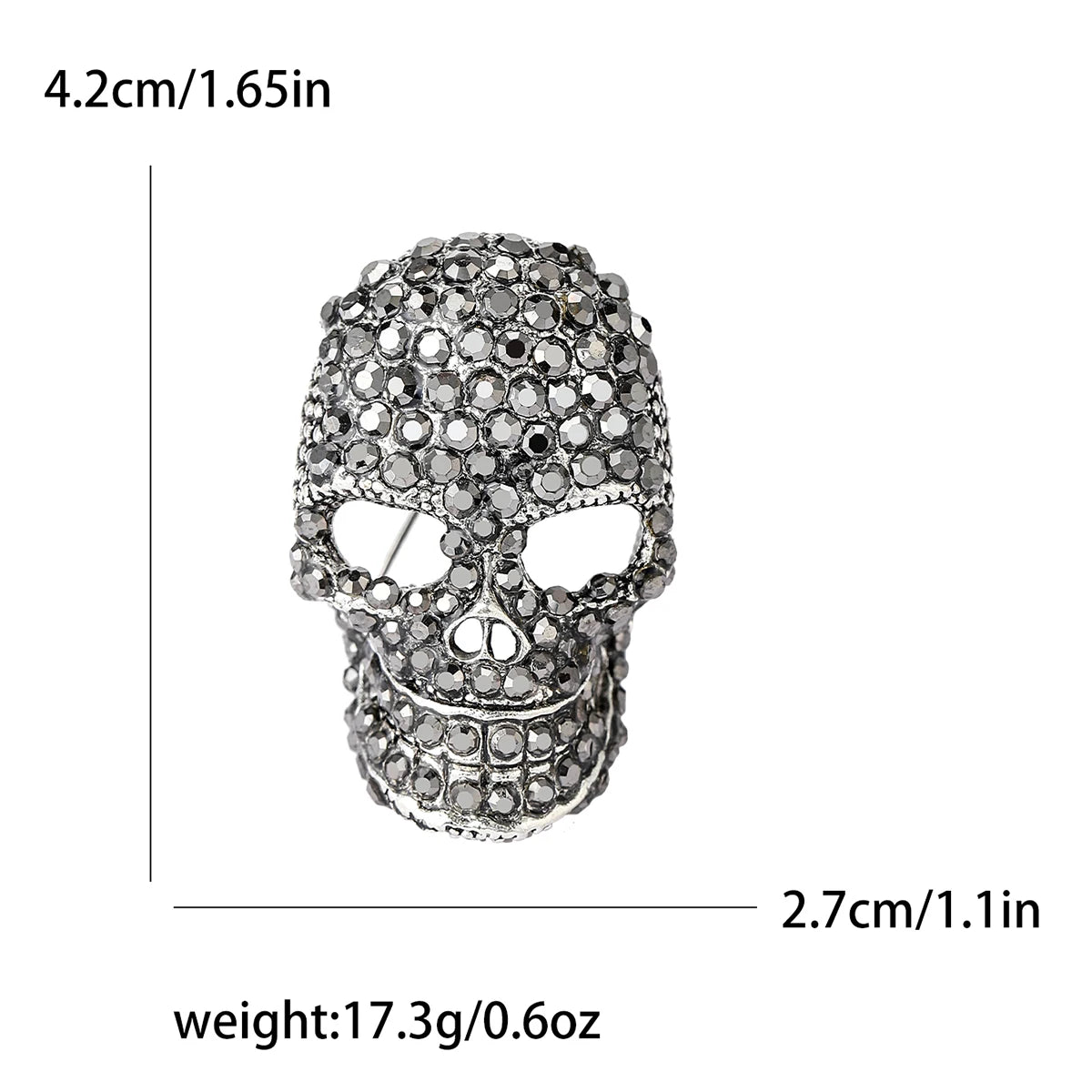 Broche calavera de cristal plateado con detalles faciales y textura decorativa.
