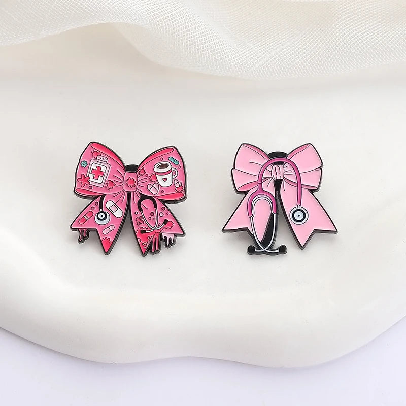 Pin de bisturí con lazo rosa y fondo rosa.
