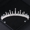 Couronne de cheveux en strass et cristaux scintillante présentée sur une surface sombre.