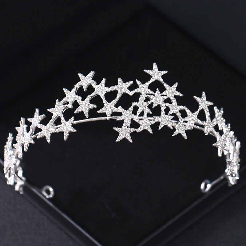 Couronne de tiare argentée ornée de strass scintillants.