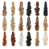 Colección de extensiones largas de cabello en varios tonos y texturas, incluyendo rubio, castaño, negro y gris.