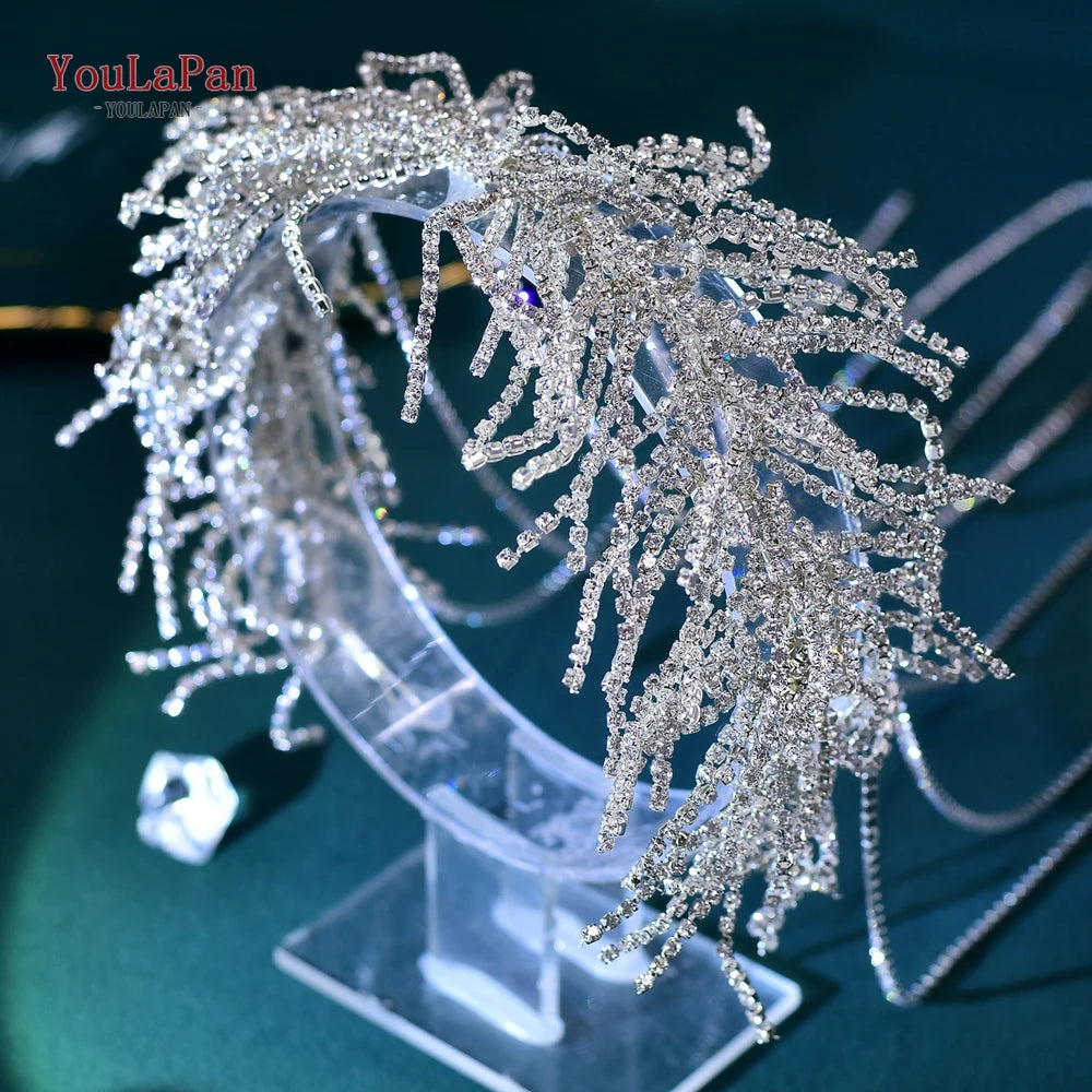 Diadema nupcial de plata artesanal con borlas brillantes y cadenas de aguja, exhibida en un soporte transparente.