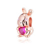 Un pequeño dije dorado con forma de conejo y detalle de corazón rosa.