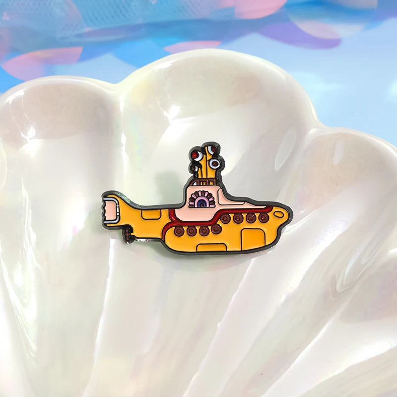 Broche en émail de groupe rétro, motif sous-marin jaune sur fond floral blanc.