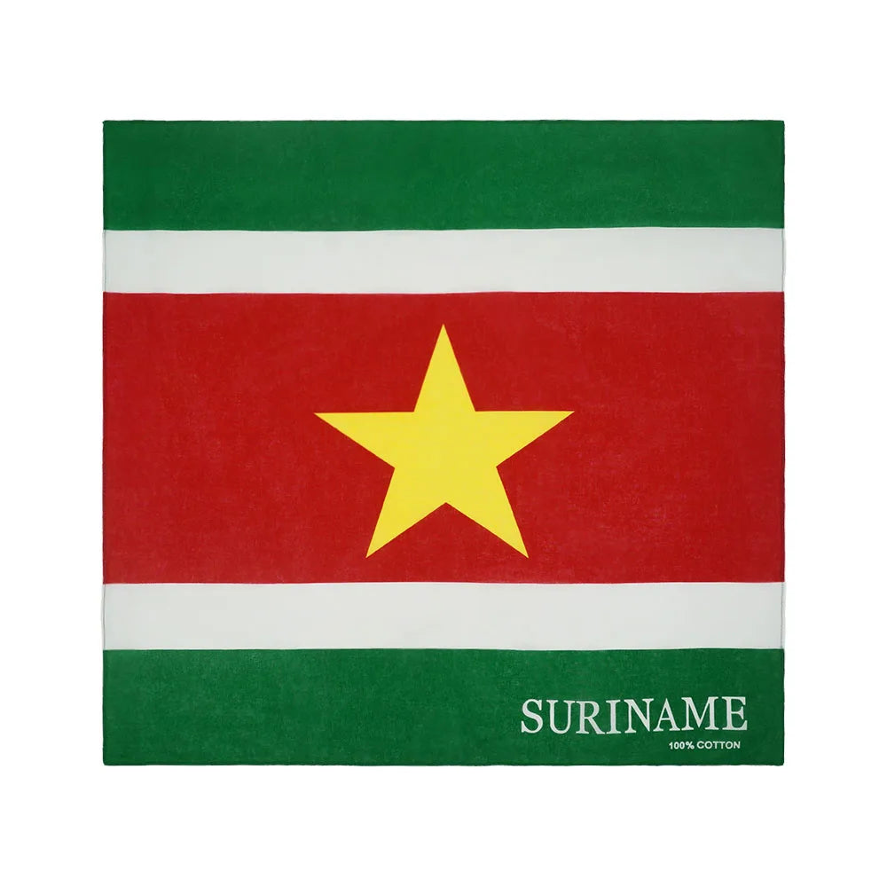 Grün-weiß-rot gestreiftes Stoffmuster mit gelbem Stern, das die Flagge von Suriname darstellt.