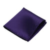 Ein gefaltetes dunkelviolettes Seiden-Einstecktuch diagonal präsentiert.