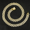 Un set de trois colliers de chaîne cubains dorés avec des maillons de diamant et un pendentif carré.
