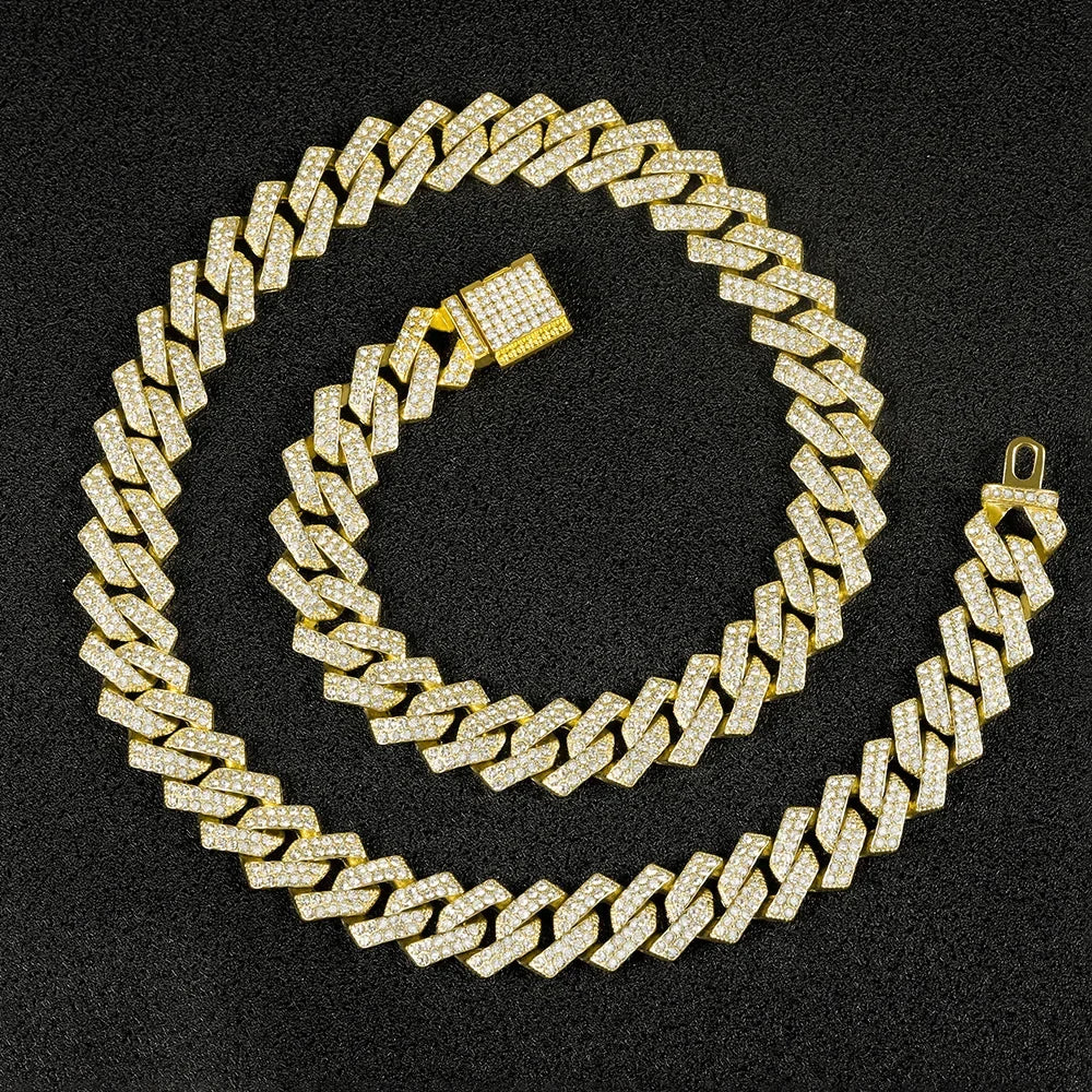 Un set de trois colliers de chaîne cubains dorés avec des maillons de diamant et un pendentif carré.