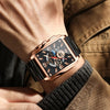 Nahaufnahme einer Rose-Gold-Luxus-Quarz-Armbanduhr mit dunklem Zifferblatt und leuchtenden Merkmalen an einem Handgelenk.