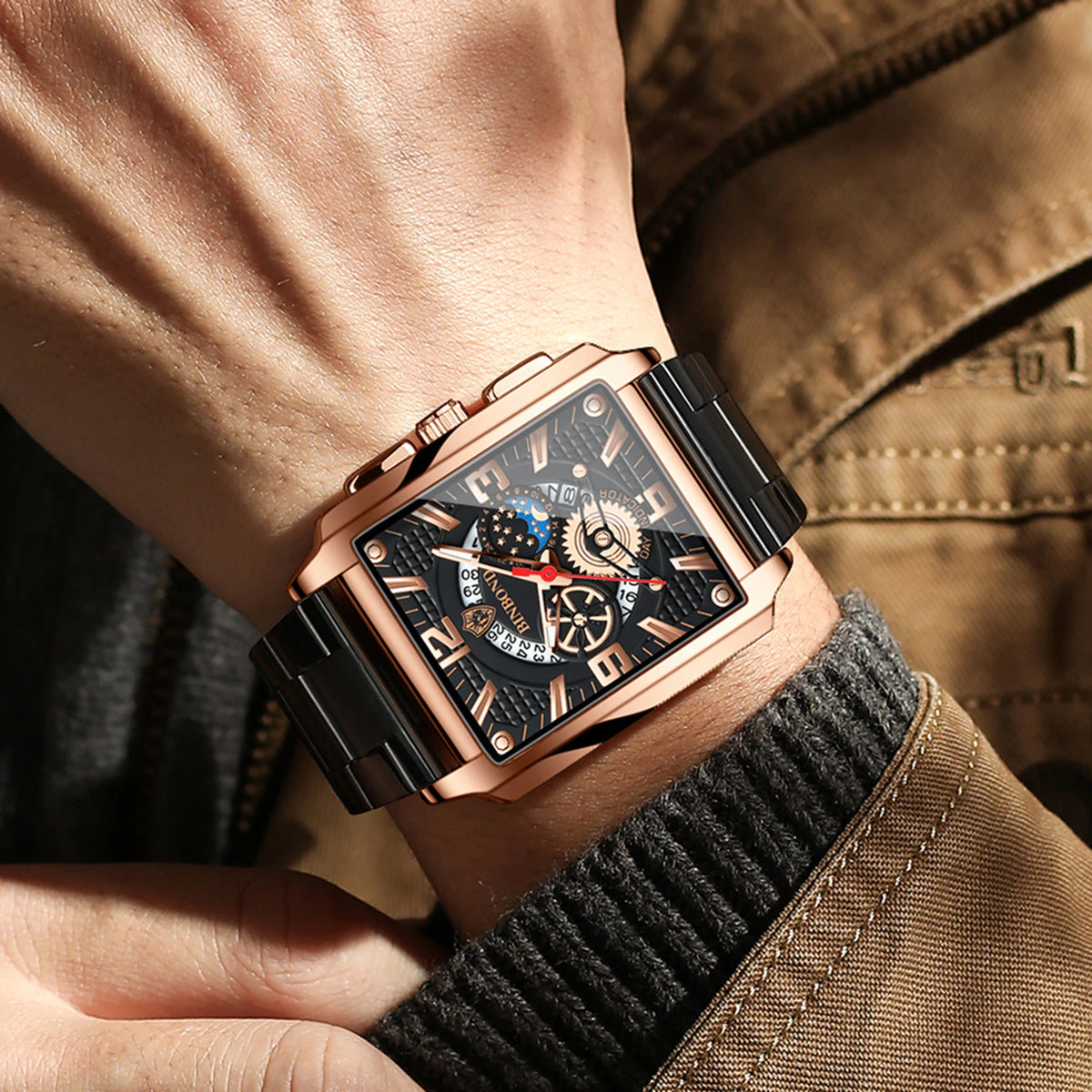Nahaufnahme einer Rose-Gold-Luxus-Quarz-Armbanduhr mit dunklem Zifferblatt und leuchtenden Merkmalen an einem Handgelenk.