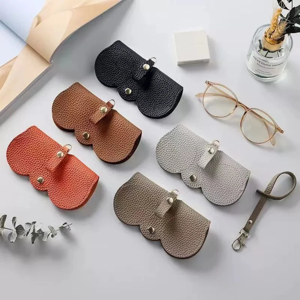 Divers tons de montures et sacs de rangement en cuir PU gaufré exposés sur une surface blanche.