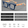 Une paire de lunettes de lecture à monture bleue avec des verres à motif orange, présentée en studio.