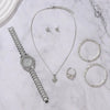 Eine Sammlung eleganter Quarzkristallschmuckstücke, darunter eine Halskette, Ohrringe und mehrere Ringe, präsentiert auf weiß