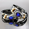 Stapel retro mehrreihiger Lederarmbänder mit silbernen und goldenen Akzenten und violetten Edelsteinperlen.