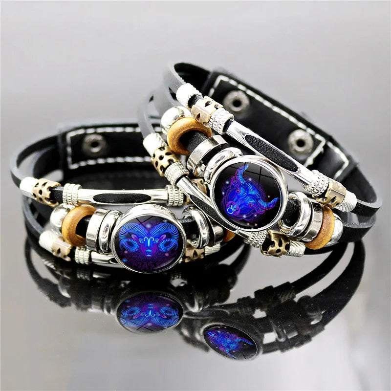 Stapel retro mehrreihiger Lederarmbänder mit silbernen und goldenen Akzenten und violetten Edelsteinperlen.