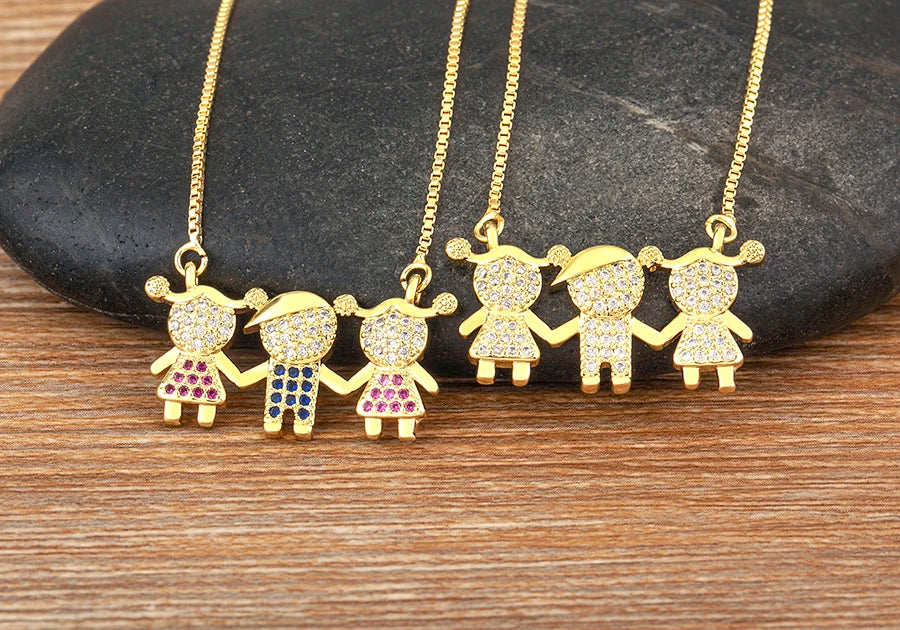 Un ensemble de cinq colliers pendentifs en CZ doré représentant des silhouettes féminines stylisées et mignonnes.