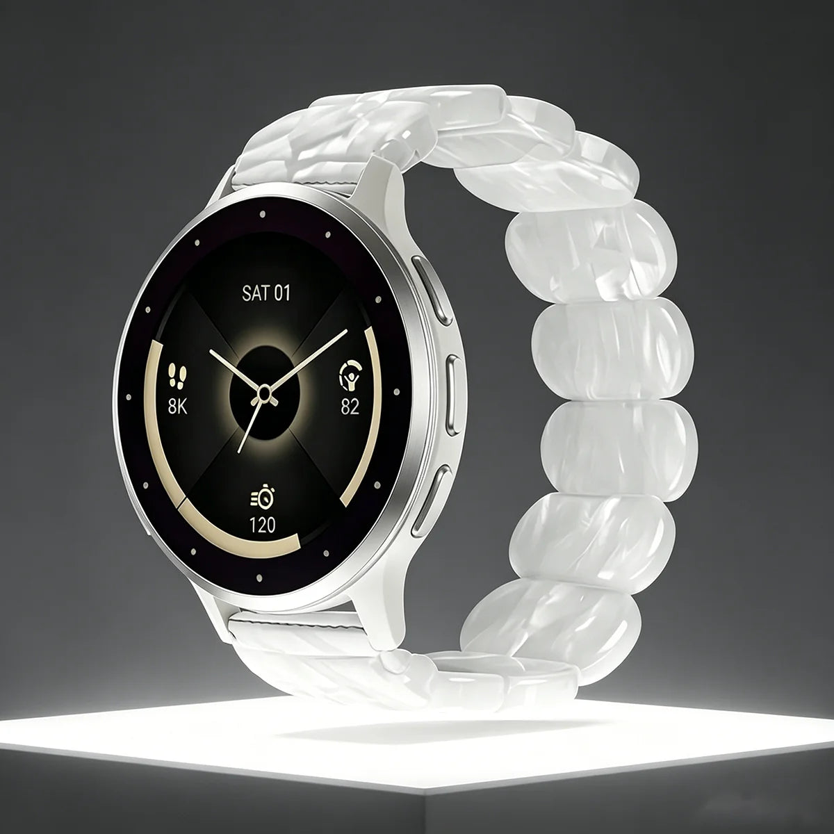 Un bracelet de montre en résine blanche sur une montre, avec un cadran noir et des mesures numériques.