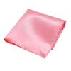 Ein gefaltetes rosa Seiden-Einstecktuch.