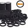 Ein Haufen schwarzer elastischer Haargummis und ein einzelner 20-mm-Band