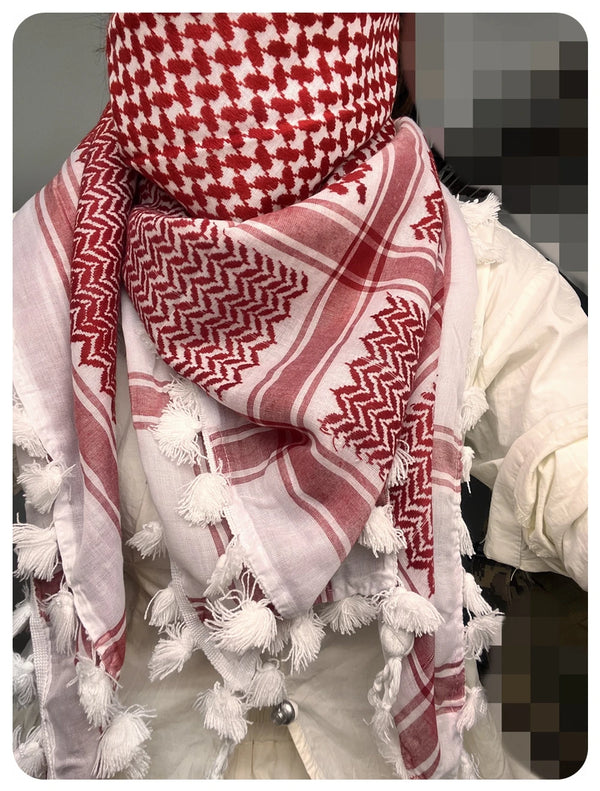 لقطة مقربة لشماغ قطني منقوش بالأحمر والأبيض ملفوف حول العنق.