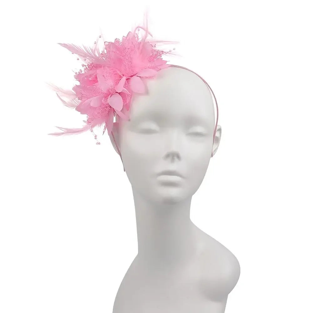 Un bandeau fascinateur à plumes roses présenté sur un mannequin de tête.