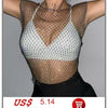 Un mannequin porte un haut en maille blanche et un bas noir avec un collier imitation perles.
